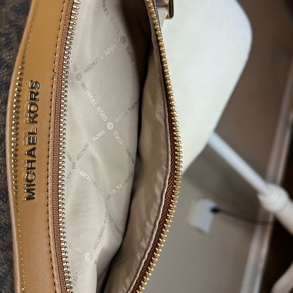 Michael Kors Kenly Medium Waist Pack Crossbody Signature Brown - Picture 11 of 15